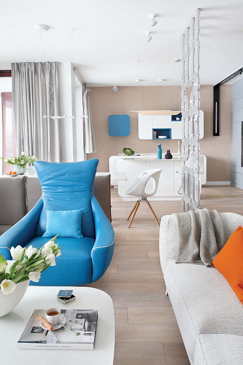 Błekit w obiciach foteli nawiązuje do rzeki, która widać za oknem.