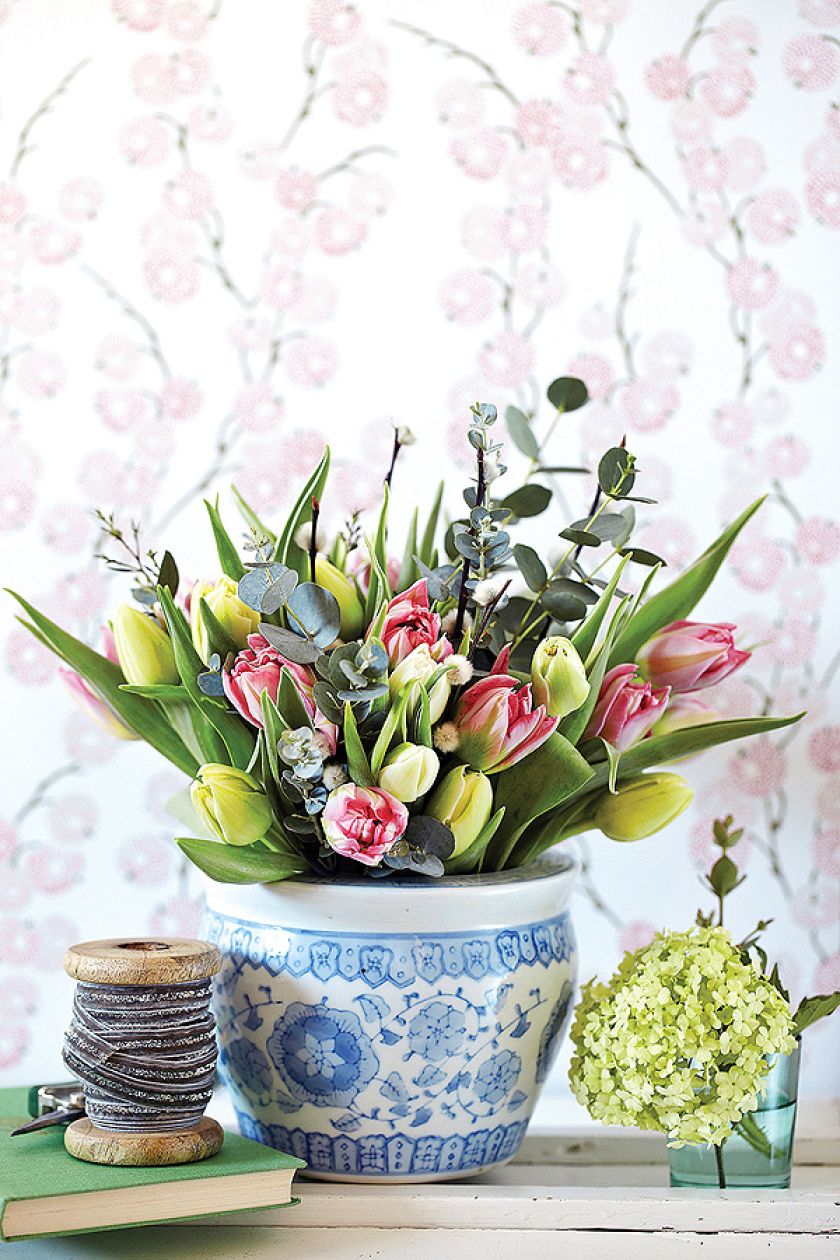 Bukiet tulipanów w klasycznych kolorach: czerwień i żółć.