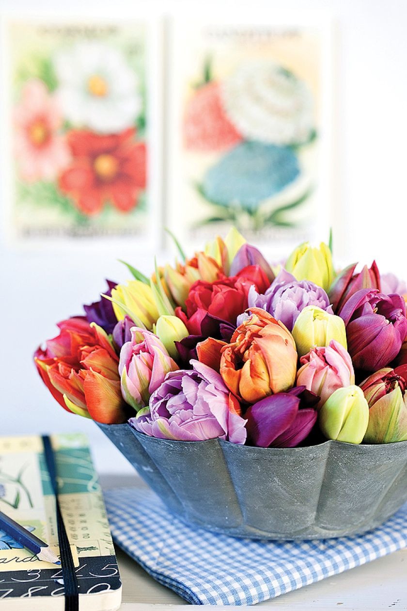 Bukiet tulipanów wstawiony do starej miski.