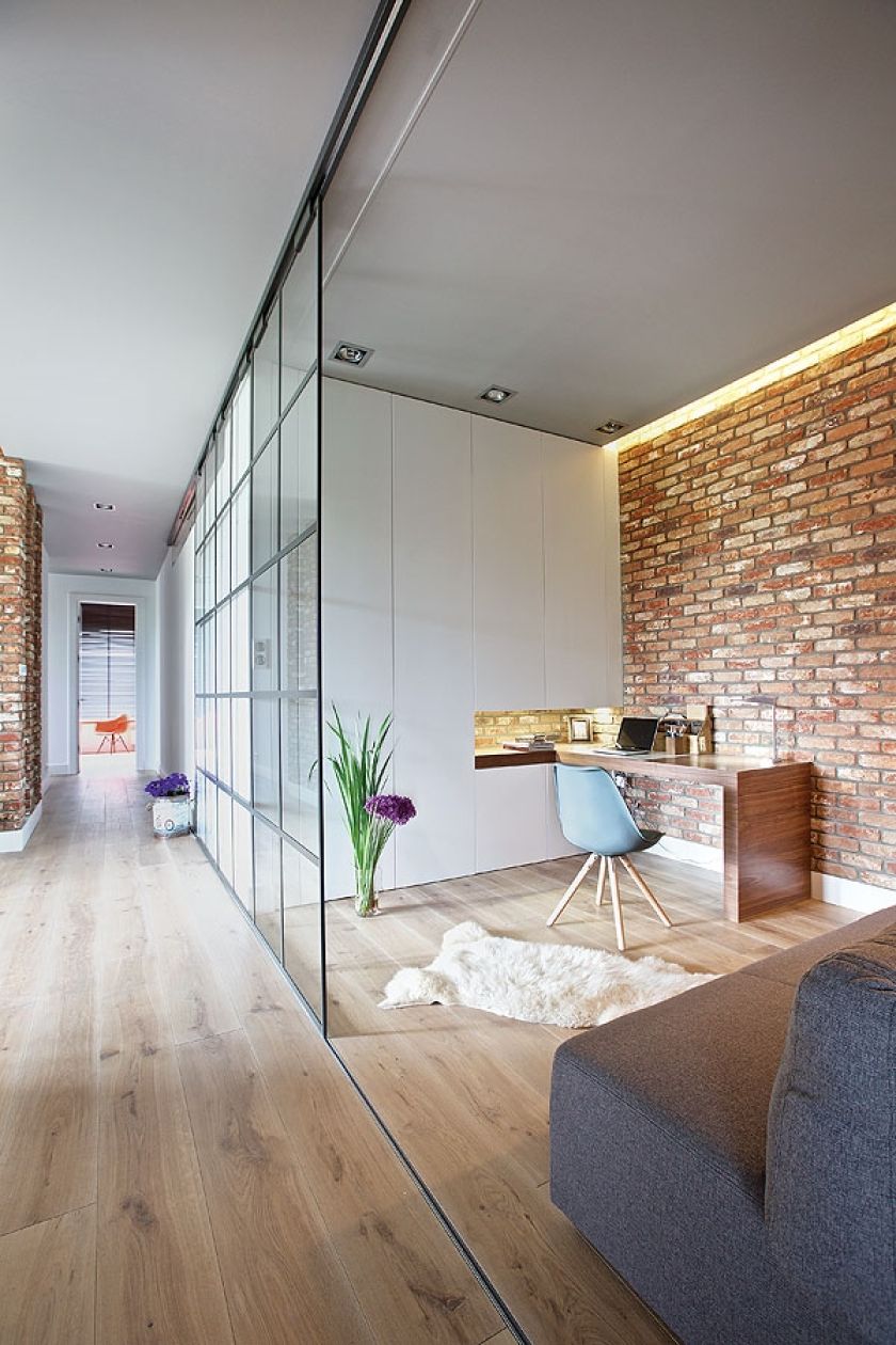 ściana z czerwonej cegły