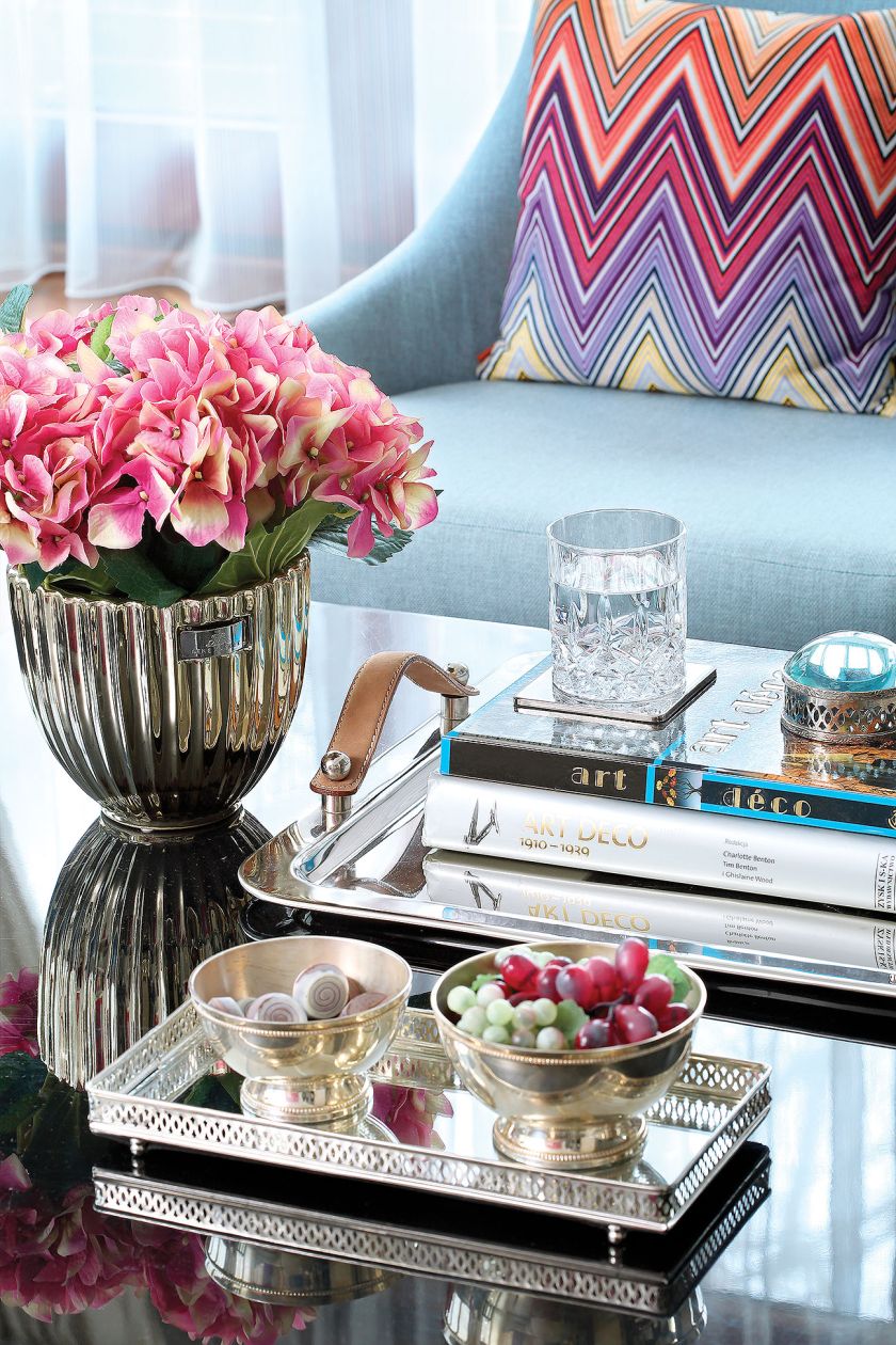 Chłodne meble – stoliki BB Home, fotele Mint Grey – ożywiają kolorowe akcenty – poduchy Missoni z Likus Home Concept.