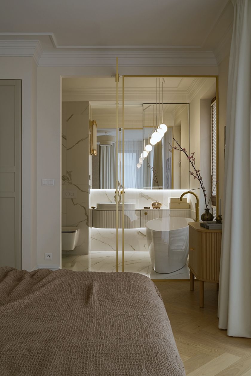 biała łazienka z ryflowanymi meblami przy sypialni