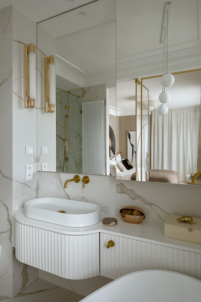 łazienka biało złota z ryflowanymi meblami