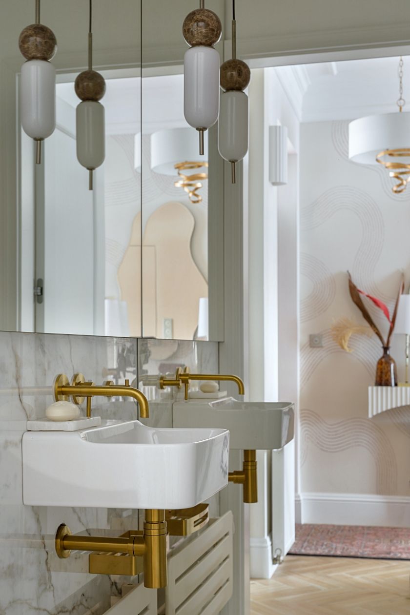 mała biała łazienka ze złotymi dodatkami