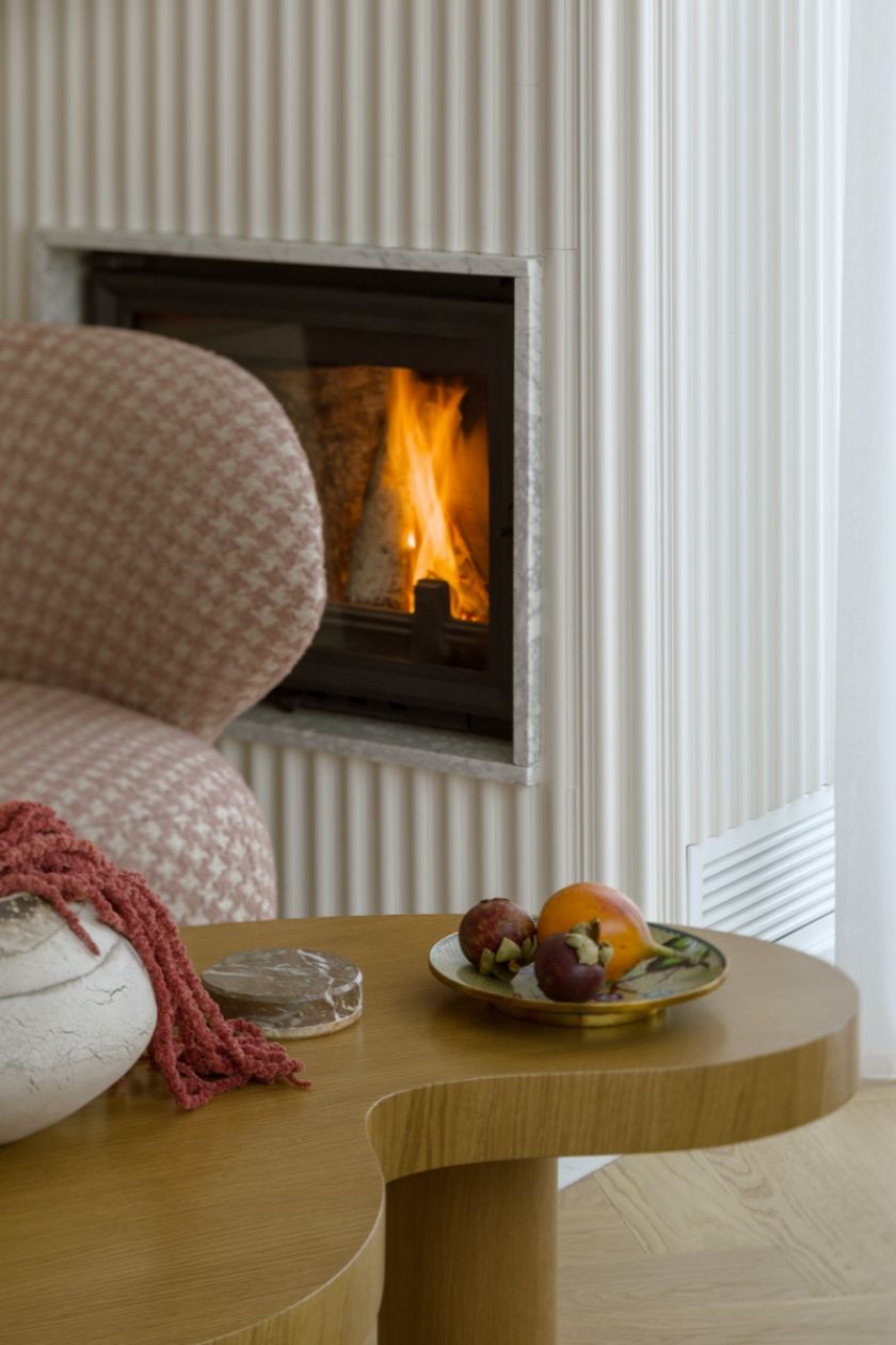mieszkanie z kominkiem i ryflowanymi meblami