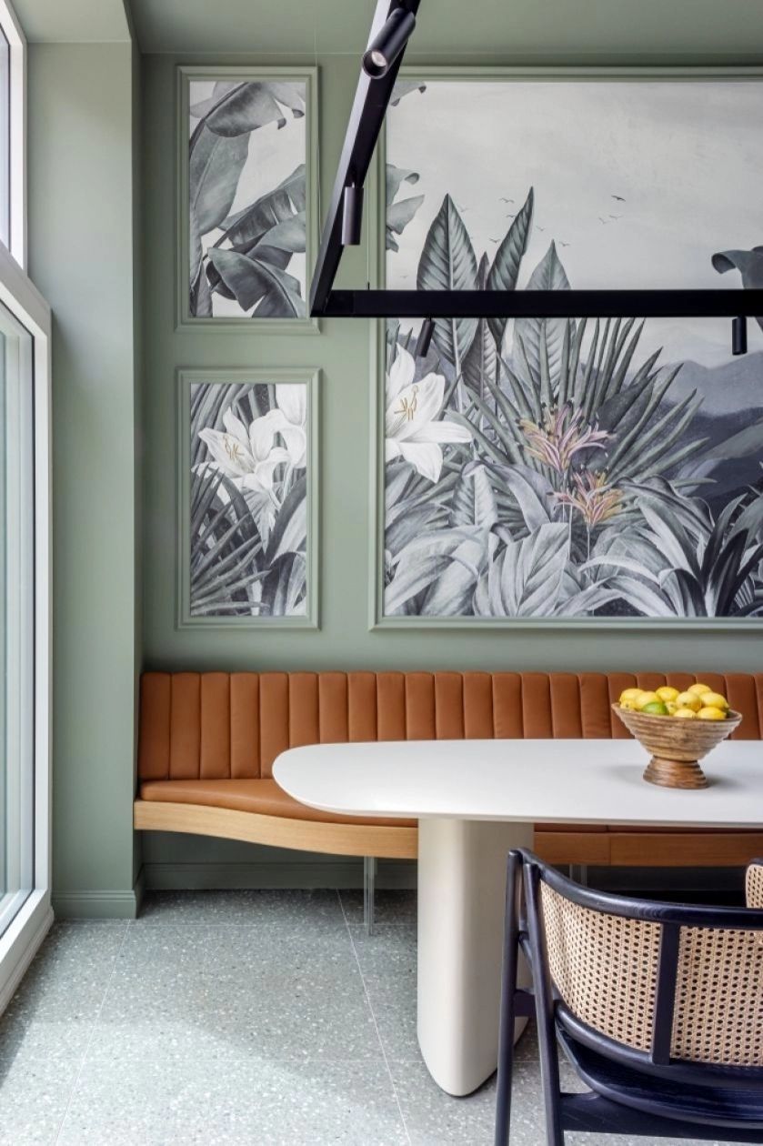 sztukaterie i tapeta na ścianie w jadalni