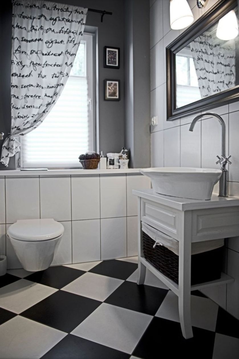 Skandynawski dom w czarno-białą szachownicę