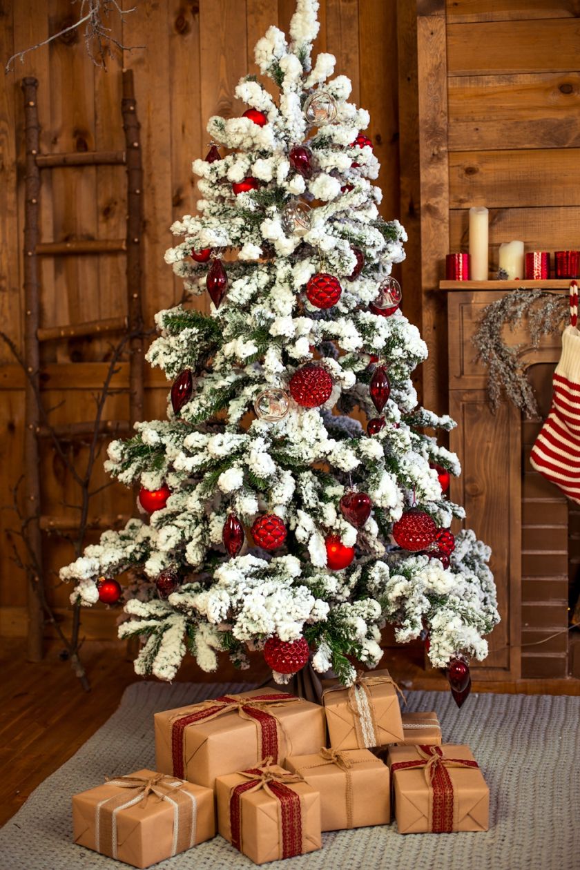 choinka z czerwonymi bombkami