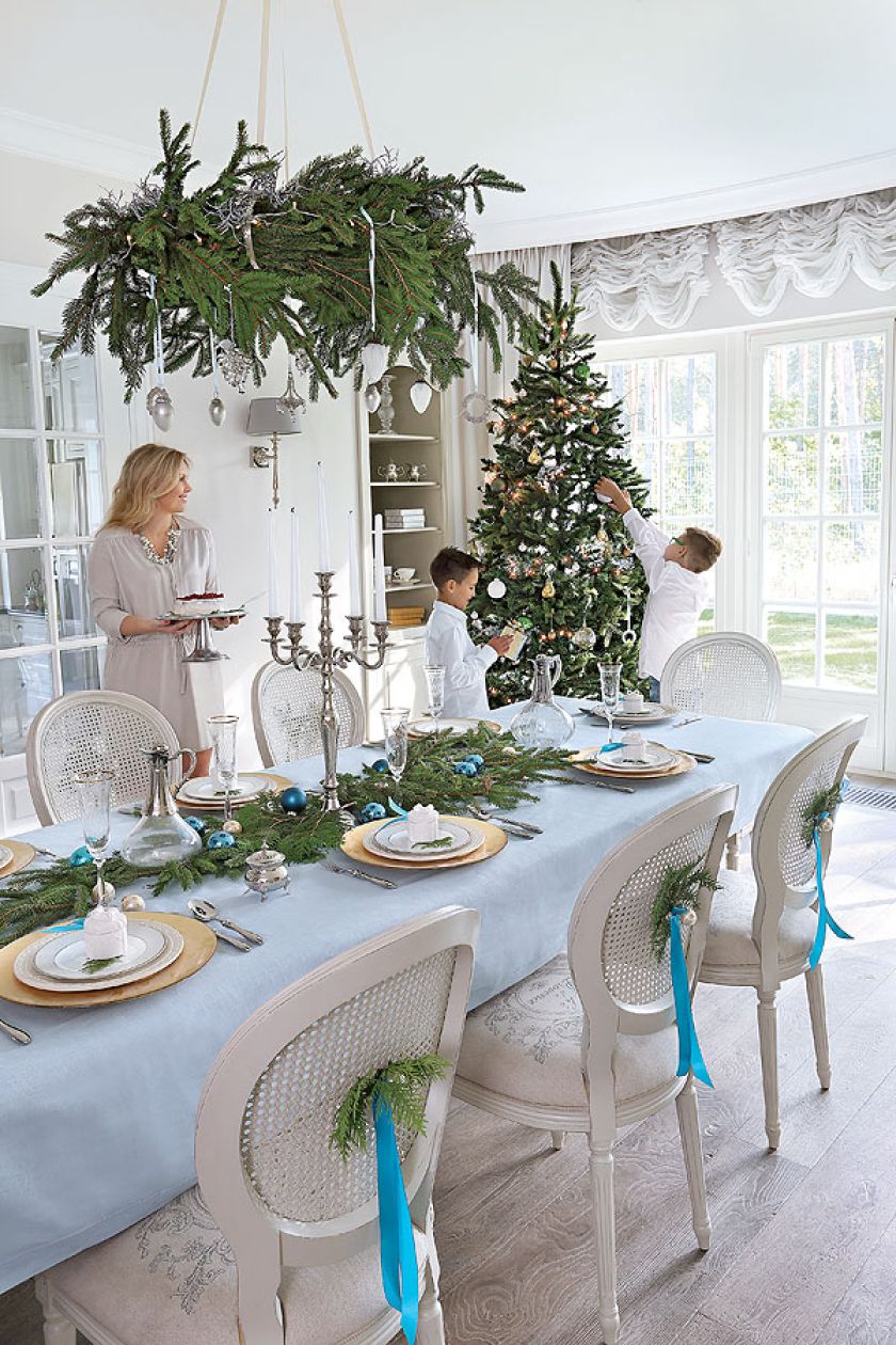 Dekoracja stołu w kolorze choinki i pozostałych dekoracji domu.