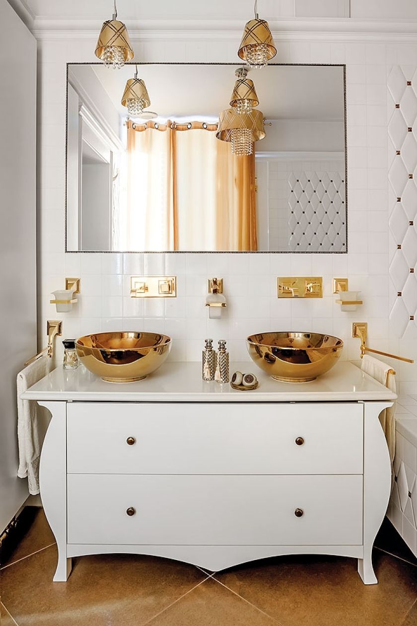 złote dekoracje do białej łazienki