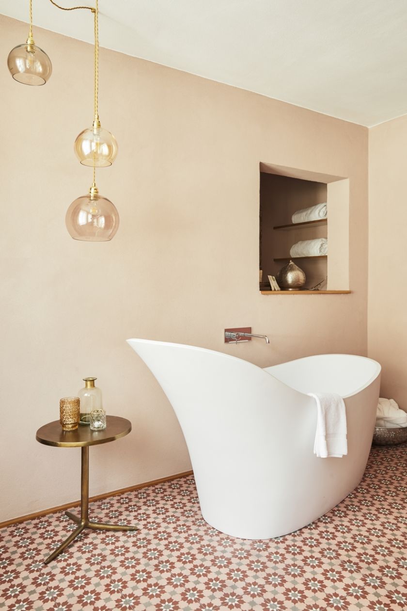 dodatki dekoracyjne do różowej łazienki