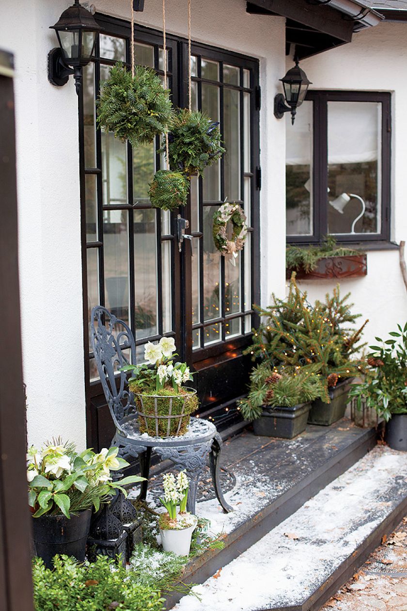 Jak udekorować drzwi: zimowy wieniec i hiacynty