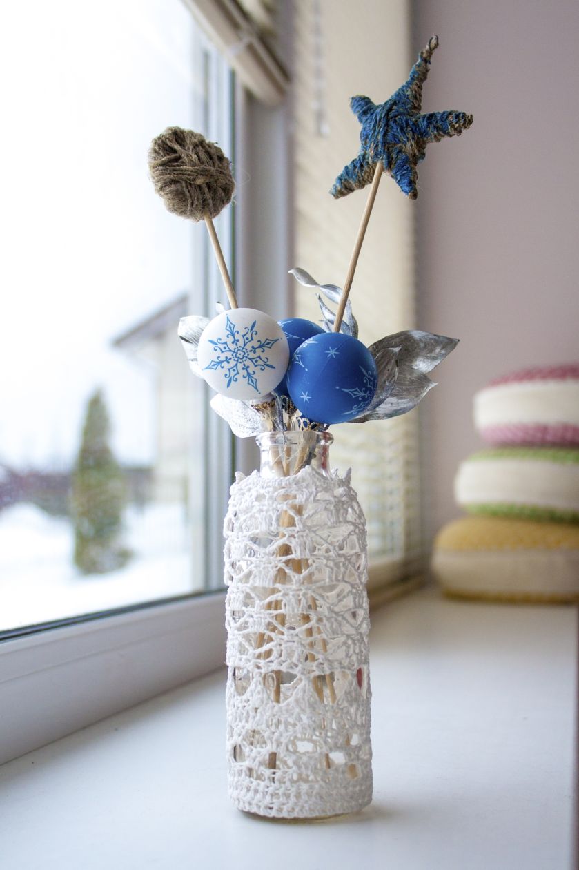 Stroik można umieścić w wazonie. Dekoracje świąteczne na okno - 10 aranżacji do domu