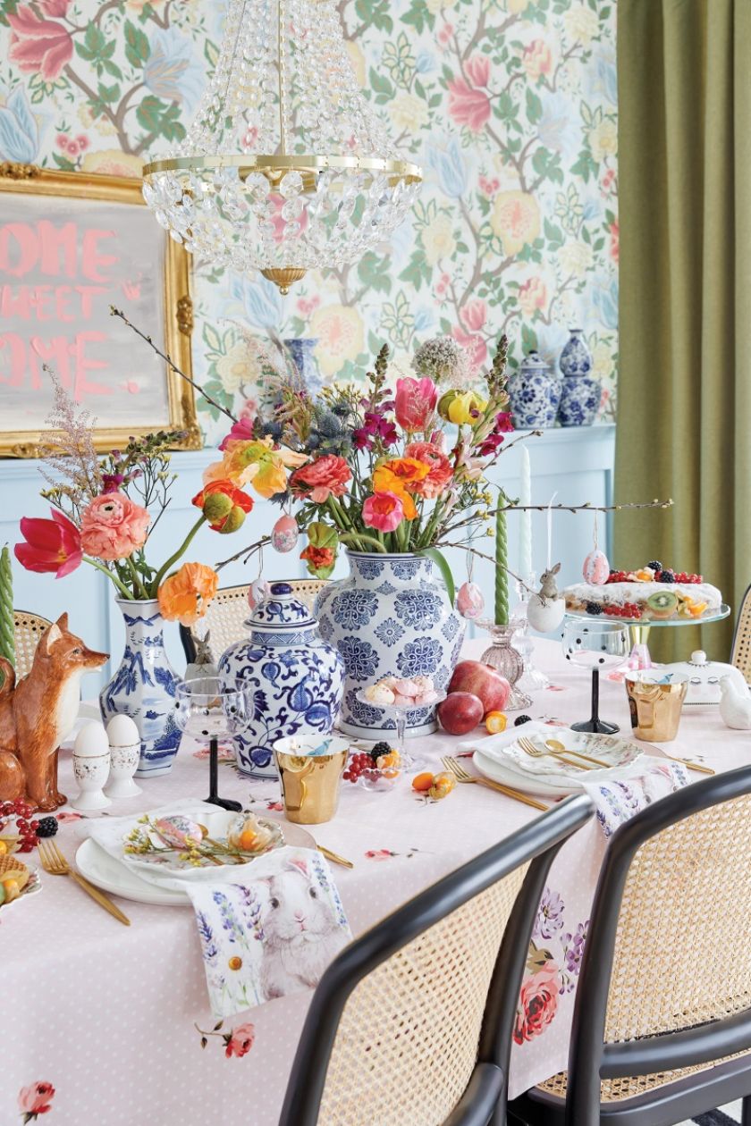 wielkanocne dekoracje stołu w kobaltowe wzory