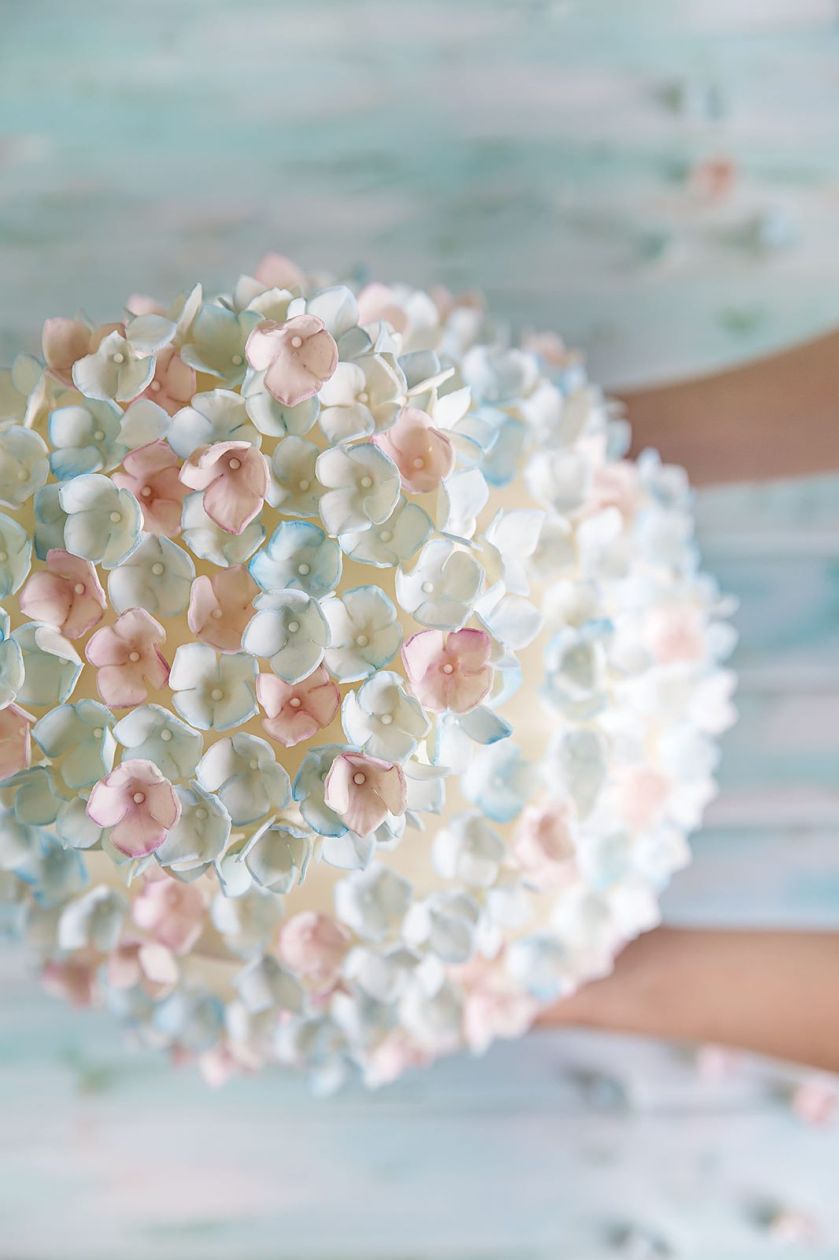 Wyglądają jak świeżo zerwane z ogrodu, tymczasem kwiaty na torcie zostały zrobione z płatków lukru