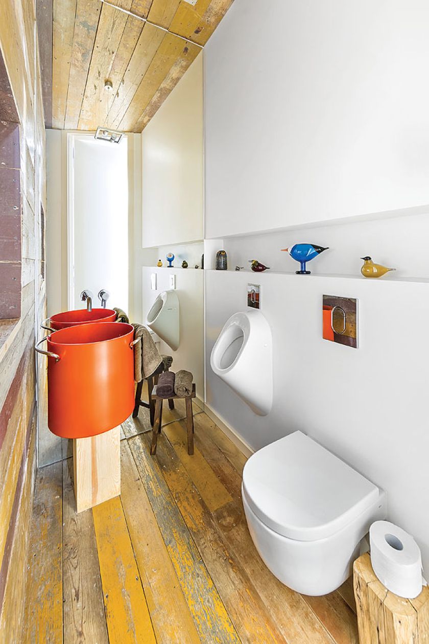 Deski z odzysku na podłodze, do tego umywalka z sagana do gotowania bielizny.