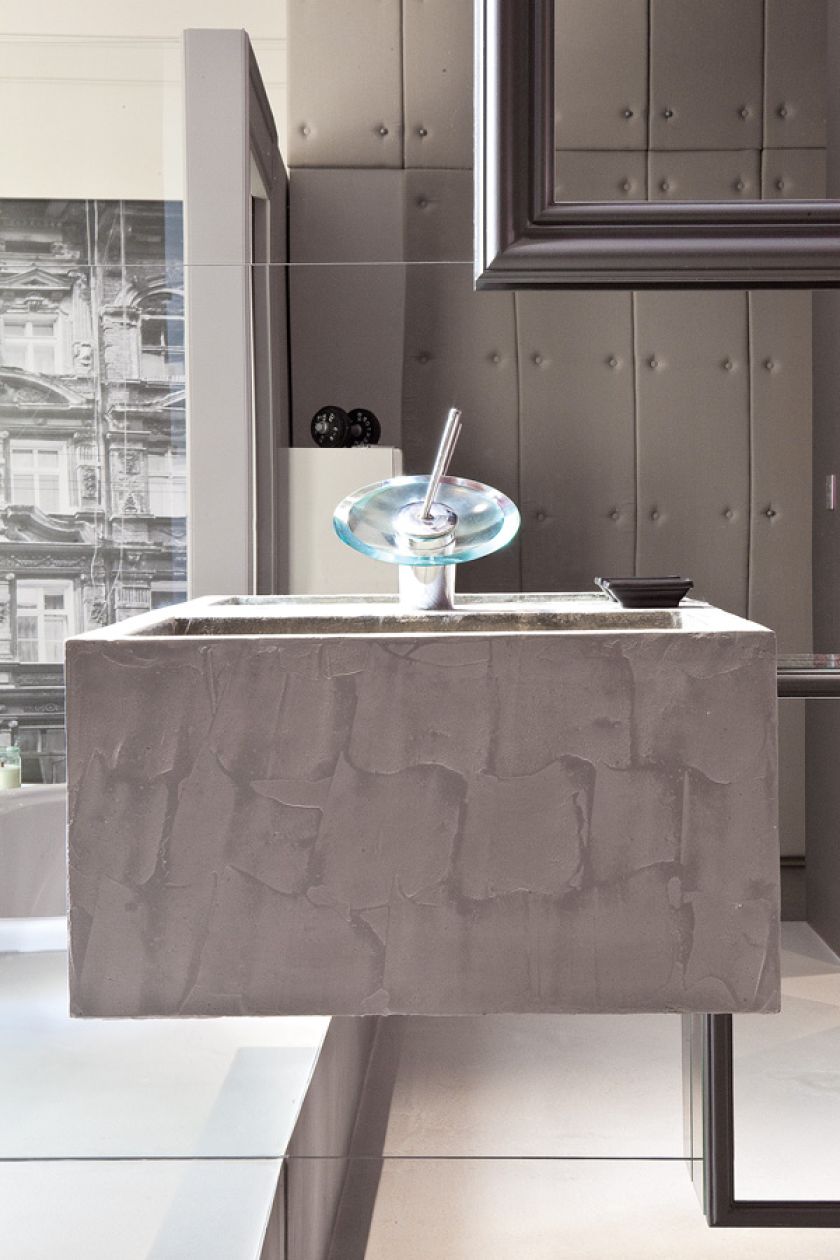 Dizajnerska umywalka. Mieszkanie w kamienicy urządzone przez książki