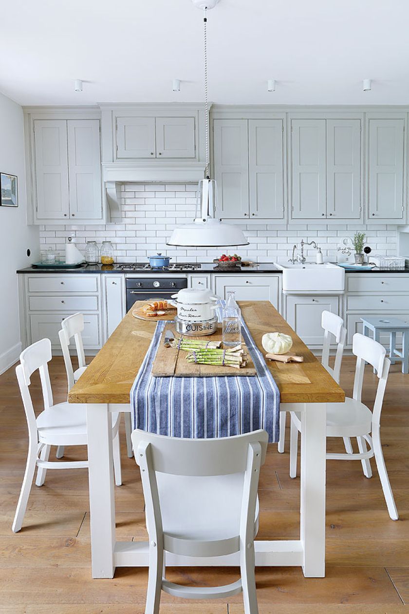 drewniany stół w jadalni