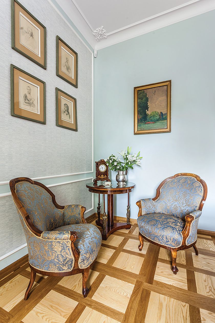 Do domu prowadzi długa lipowa aleja, dookoła trzyhektarowy park ze starymi klonami, po obu stronach budynku dwa dęby, pomniki