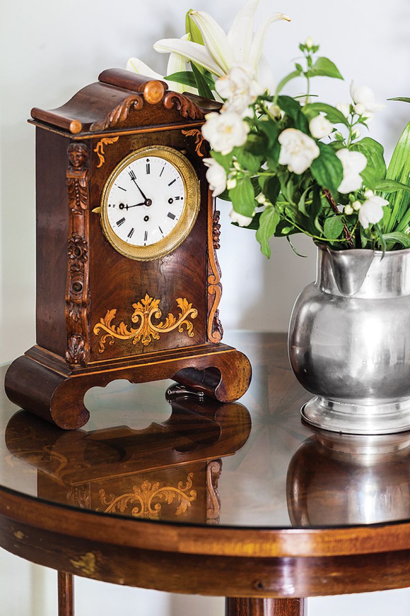 Do domu prowadzi długa lipowa aleja, dookoła trzyhektarowy park ze starymi klonami, po obu stronach budynku dwa dęby, pomniki