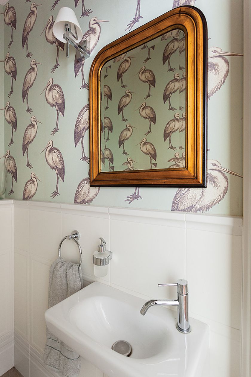 Do domu prowadzi długa lipowa aleja, dookoła trzyhektarowy park ze starymi klonami, po obu stronach budynku dwa dęby, pomniki