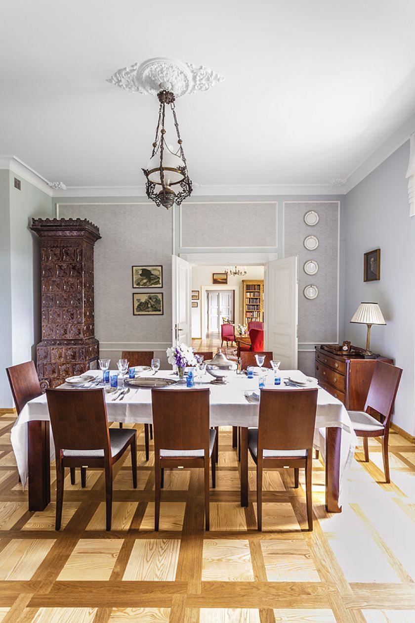 Do domu prowadzi długa lipowa aleja, dookoła trzyhektarowy park ze starymi klonami, po obu stronach budynku dwa dęby, pomniki