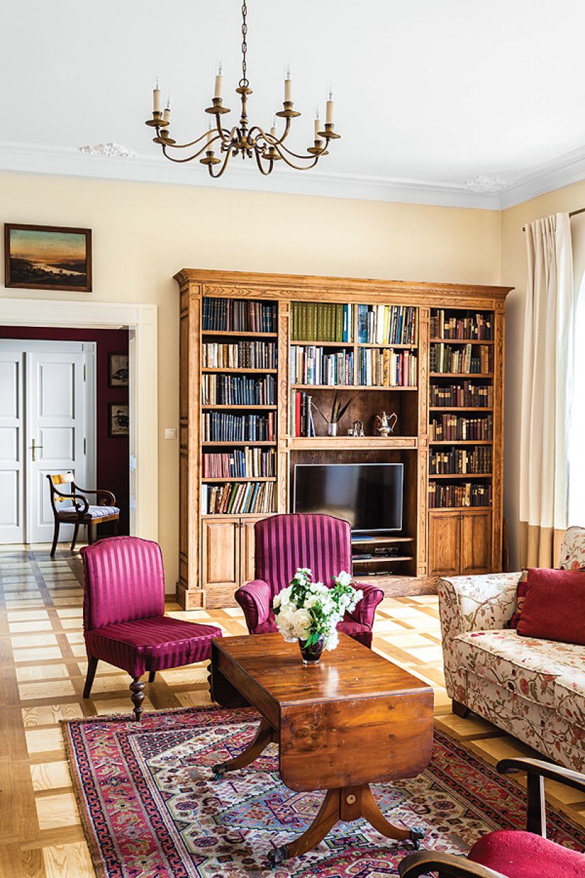 Do domu prowadzi długa lipowa aleja, dookoła trzyhektarowy park ze starymi klonami, po obu stronach budynku dwa dęby, pomniki