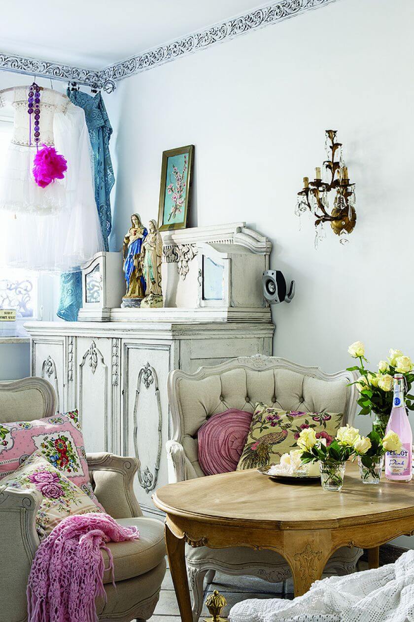 Dom jest trochę jak teatr, wymaga ciagłej zmiany scenografii, Alicja przewiesza obrazy, zmienia narzuty i