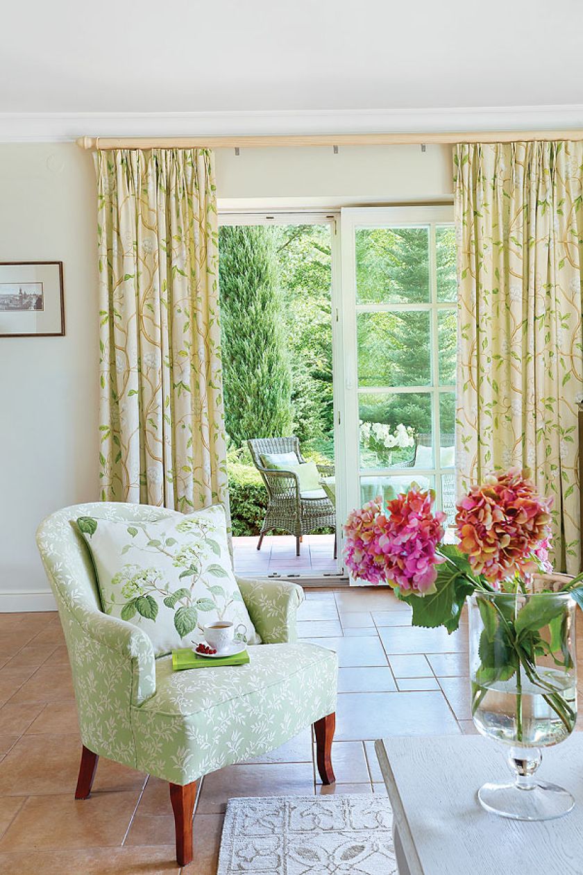 Dom urządzony jest klasycznie z wykorzystaniem angielskich tkanin.