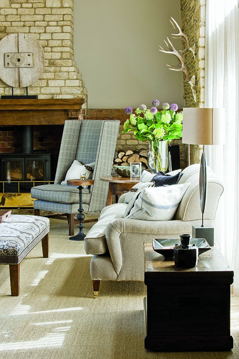 dom urządzony jest w jasnych, stonowanych kolorach.