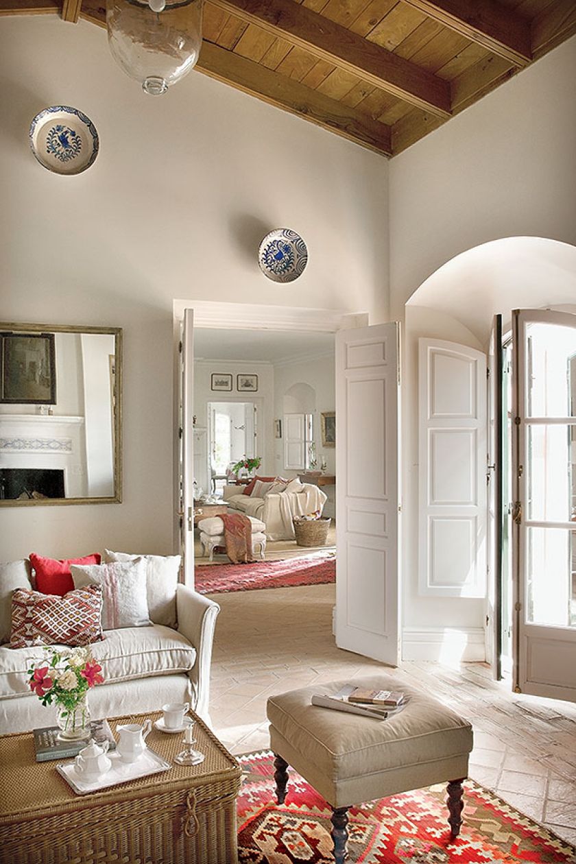 Grube mury i jasne kolory chronią przed nadmiernym nagrzewaniem.