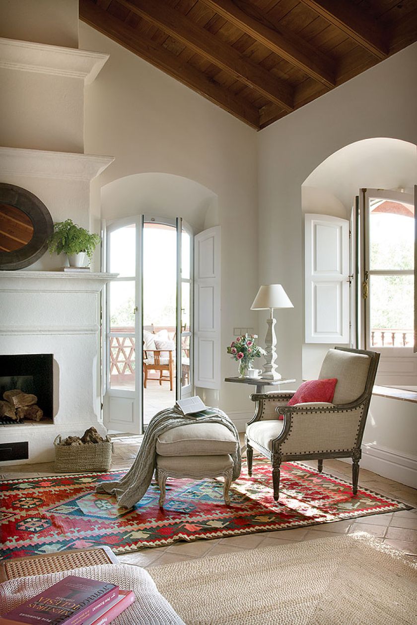 Dom urządzony jest w stylu rustykalnym. Pomysł podpatrzono w wiejskich andaluzyjskich rezydencjach. Stąd podłoga ulepiona