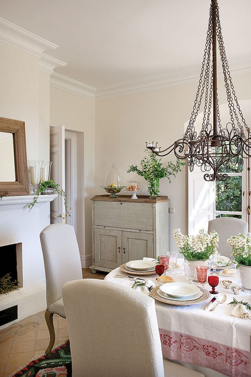 Dom urządzony jest w stylu rustykalnym. Pomysł podpatrzono w wiejskich andaluzyjskich rezydencjach. Stąd podłoga ulepiona