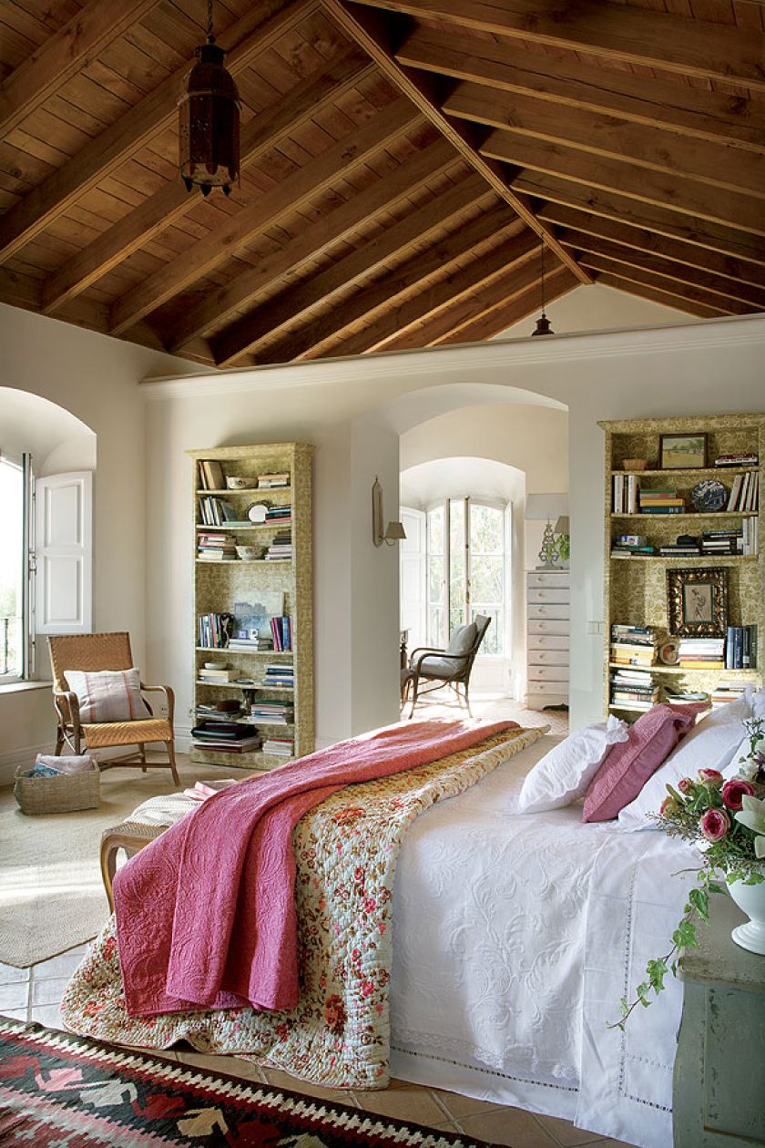 Dom urządzony jest w stylu rustykalnym. Pomysł podpatrzono w wiejskich andaluzyjskich rezydencjach. Stąd podłoga ulepiona