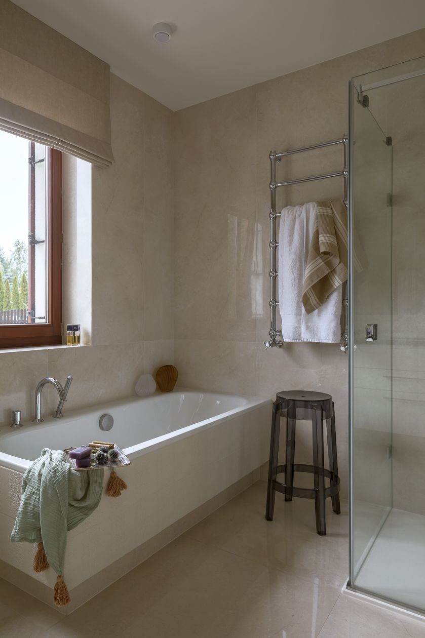 duża łazienka z wanną i prysznicem