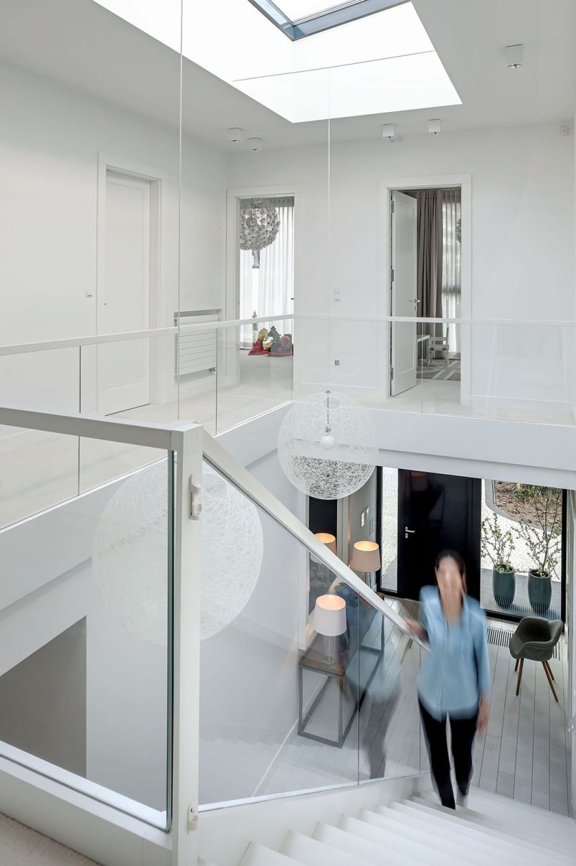 Nowoczesny dom przypominający modernistyczny pawilon wyszedł dokładnie taki, jaki sobie wymarzyli właściciele. Zapraszamy