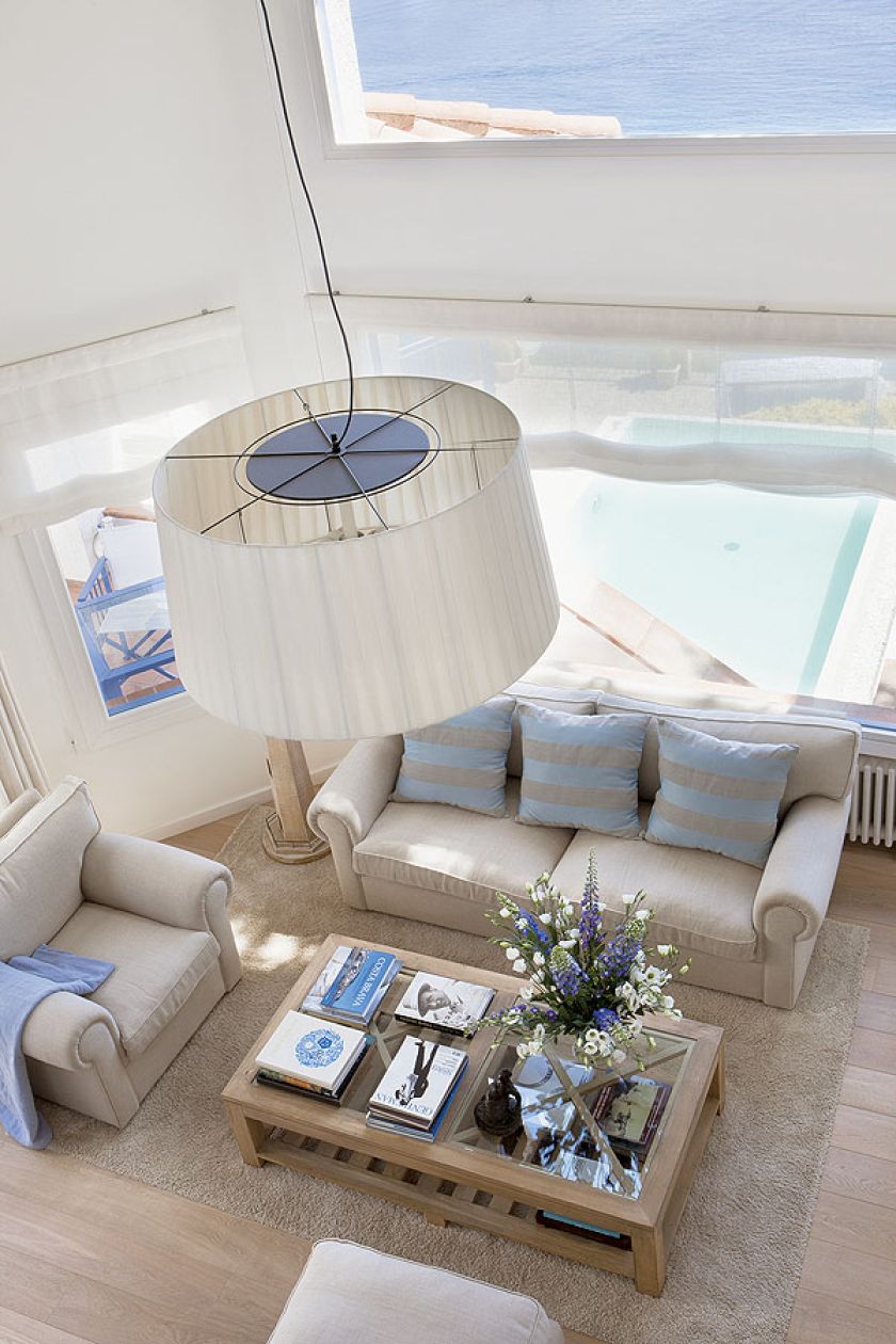 Dominują błękity i odcienie bieli. Jedyny deseń to marynarskie biało-niebieskie albo beżowo-błękitne pasy.