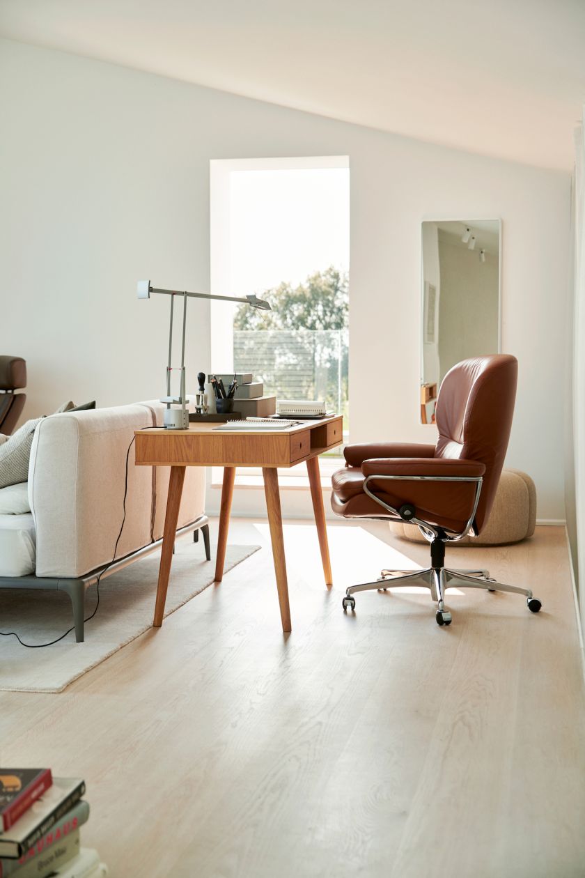 domowe biuro w salonie
