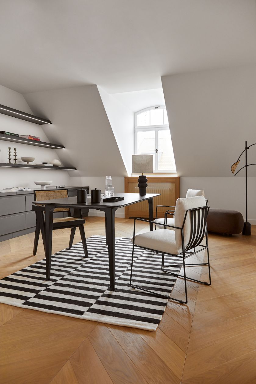 domowe biuro na poddaszu ze skosem