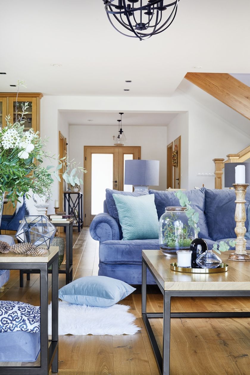 drewniane meble i niebieskie dodatki do domu