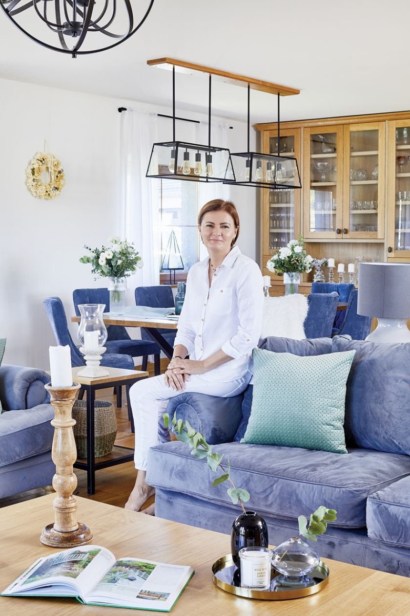 wnętrza z drewnem i niebieskimi dodatkami