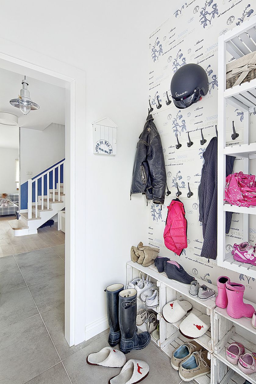 Drzwi do łazienek mają bulaje, a koło schodów wisi drewniany rekin wycięty z drewna starego kutra rybackiego.