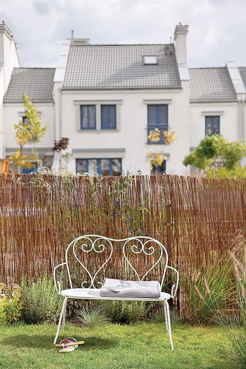 Drzwi do łazienek mają bulaje, a koło schodów wisi drewniany rekin wycięty z drewna starego kutra rybackiego.