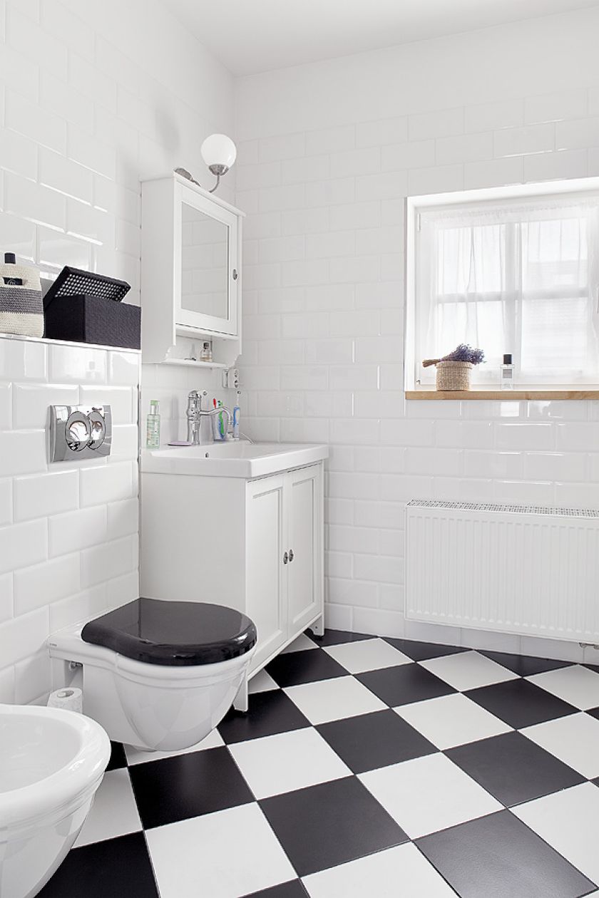 Drzwi do łazienek mają bulaje. Dom marynistyczno-szwedzki