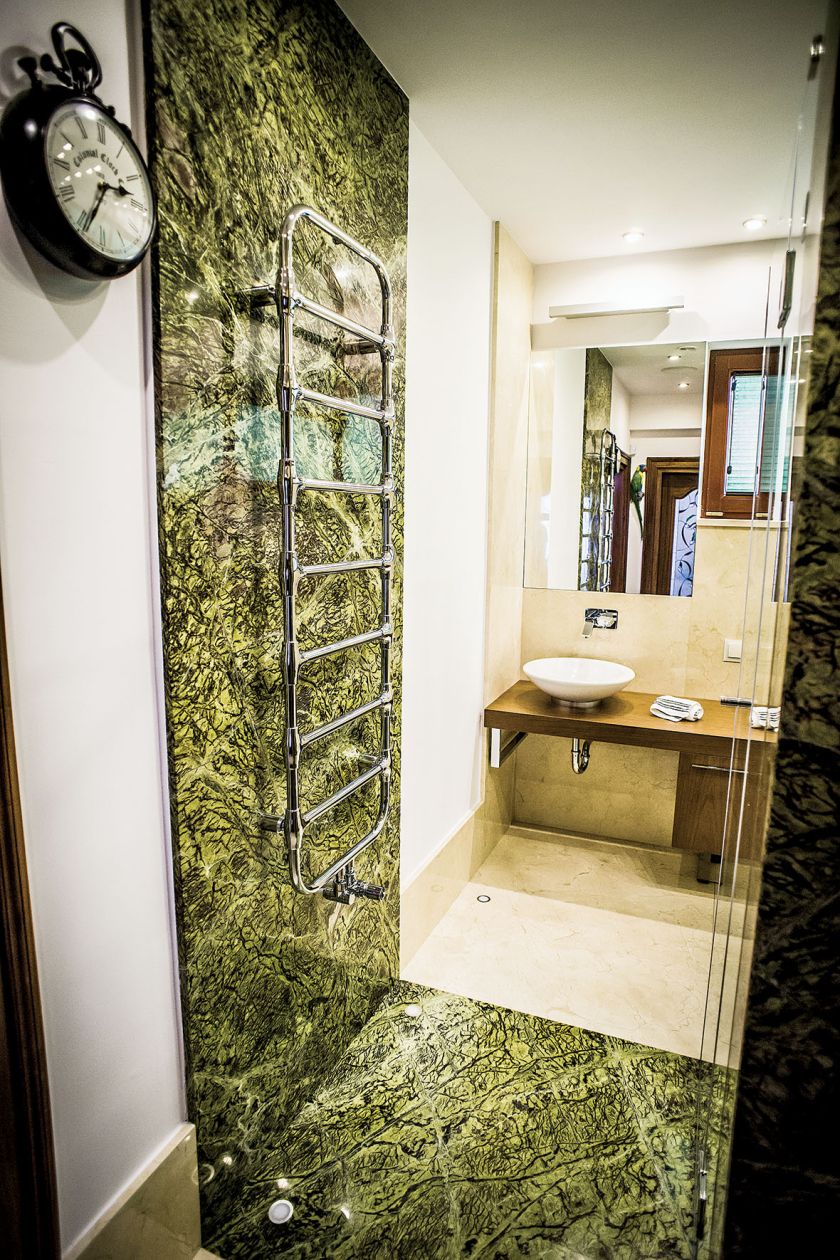 Rain Forest Green, MARMUR DULEMBA. Szlachetny kamień w łazience