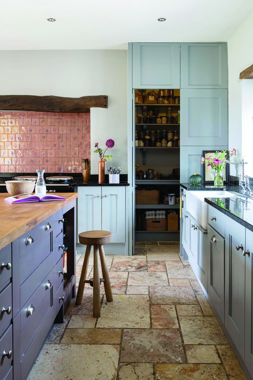 Klasyczna spiżarnia ukryta za drzwiami zrobionymi na wzór kuchennych frontów, aranżacja