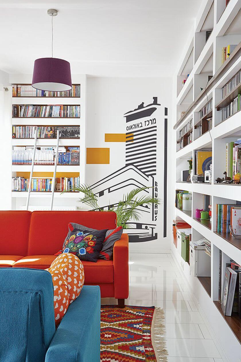 Dwie ściany zostały zaaranżowane na wielkie regały na książki.