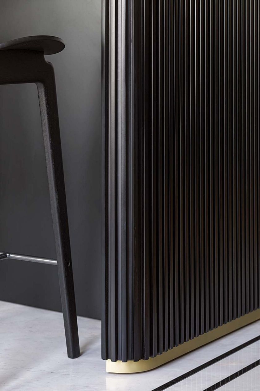 wyspa kuchenna z ciemnego ryflowanego drewna