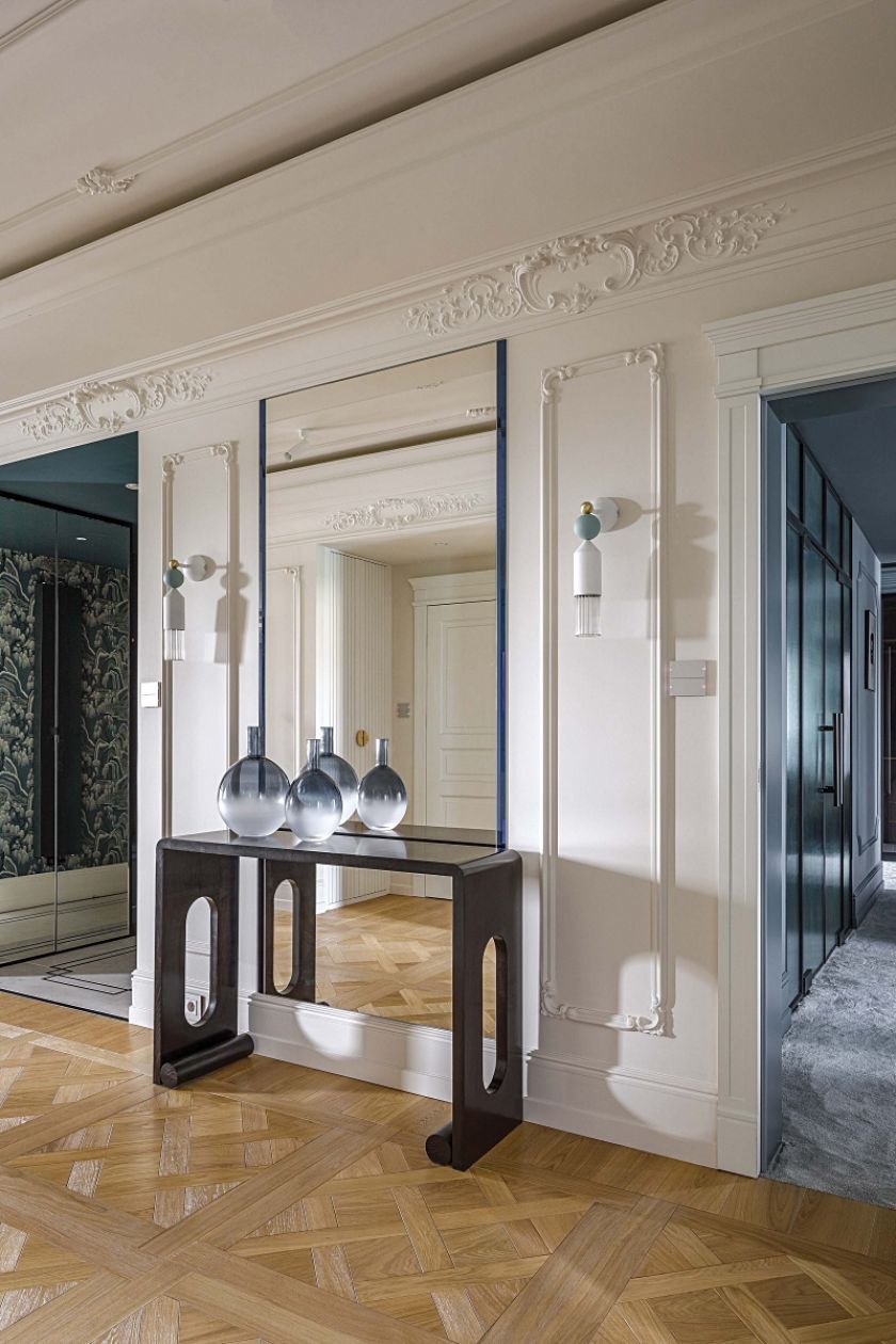 elegancki przedpokój ze sztukaterią na ścianach i suficie