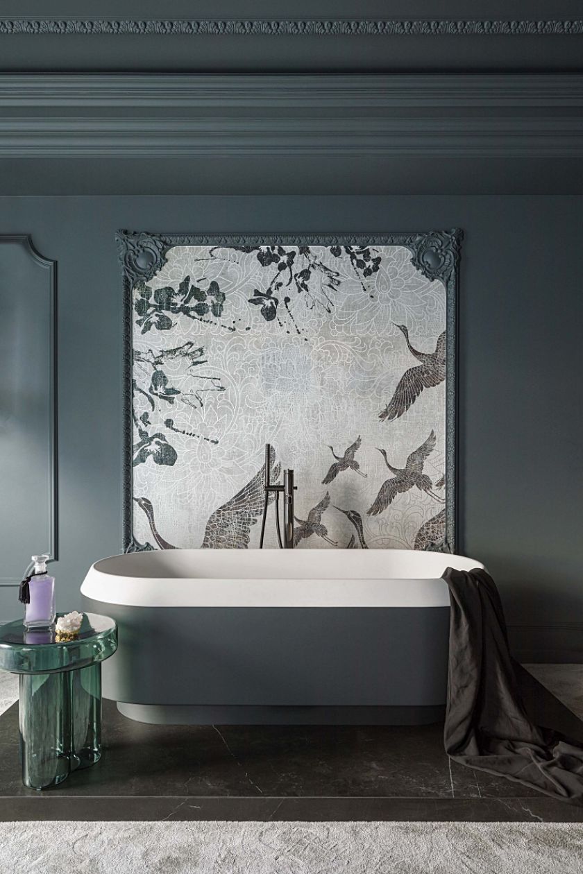 wolnostojąca wanna w ciemnej łazience